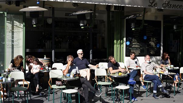 Πολίτες απολαμβάνουν τον καφέ και τον ήλιο Πολίτες απολαμβάνουν τον καφέ και τον ήλιο