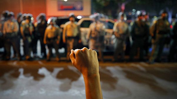 Un hombre levanta el puño ante las fuerzas del orden en Las Vegas Un hombre levanta el puño ante las fuerzas del orden en Las Vegas