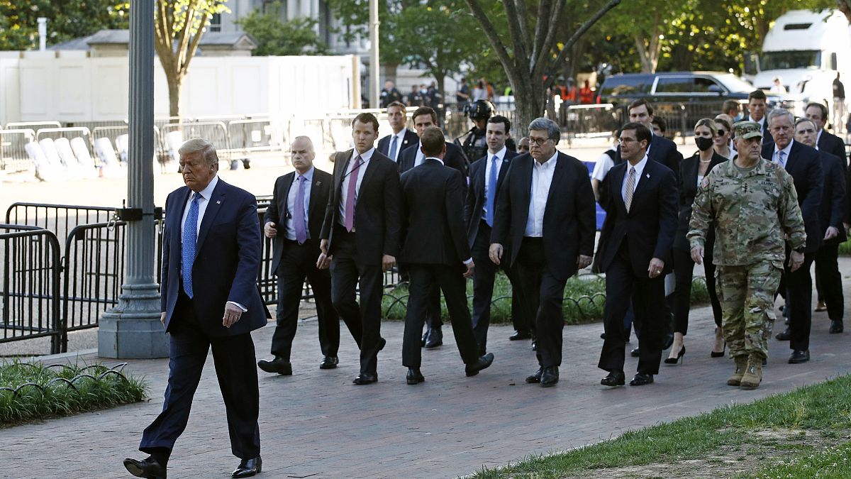 Donald Trump traverse le parc Lafayette pour se rendre à l'église Saint John, à Washington, le 1er juin 2020