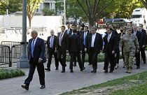 Donald Trump traverse le parc Lafayette pour se rendre à l'église Saint John, à Washington, le 1er juin 2020
