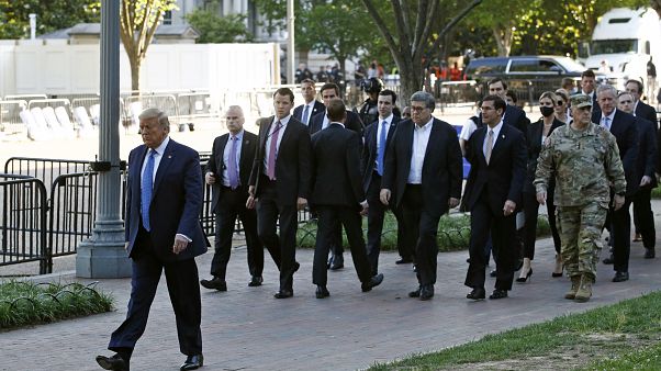 Donald Trump traverse le parc Lafayette pour se rendre à l'église Saint John, à Washington, le 1er juin 2020 Donald Trump traverse le parc Lafayette pour se rendre à l'église Saint John, à Washington, le 1er juin 2020