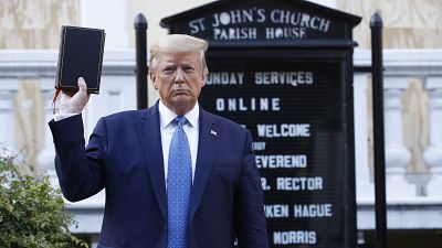 Il presidente degli Stati Uniti Donald Trump posa davanti a una chiesa di Washington danneggiata dalle proteste