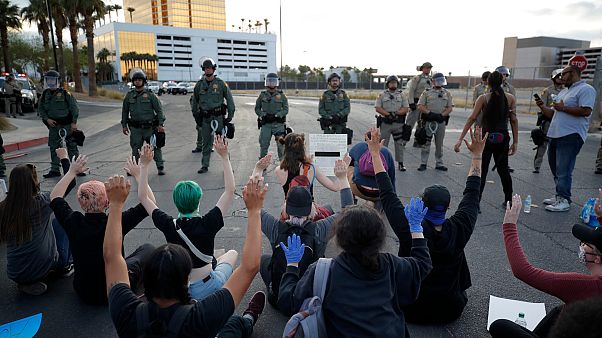 Donald Trump protestoları bastırmaları için binlerce asker görevlendirdi Donald Trump protestoları bastırmaları için binlerce asker görevlendirdi