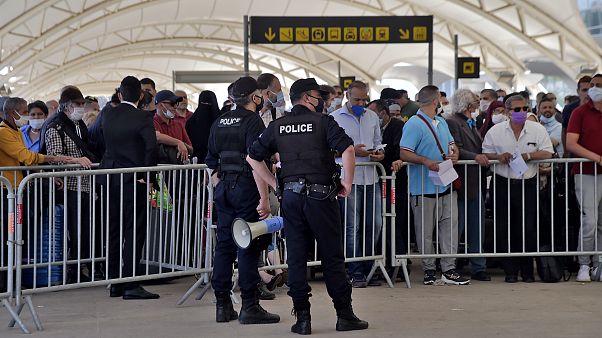 مسافرون ينتظرون ركوب العبارة من الجزائر إلى مارسيليا مسافرون ينتظرون ركوب العبارة من الجزائر إلى مارسيليا