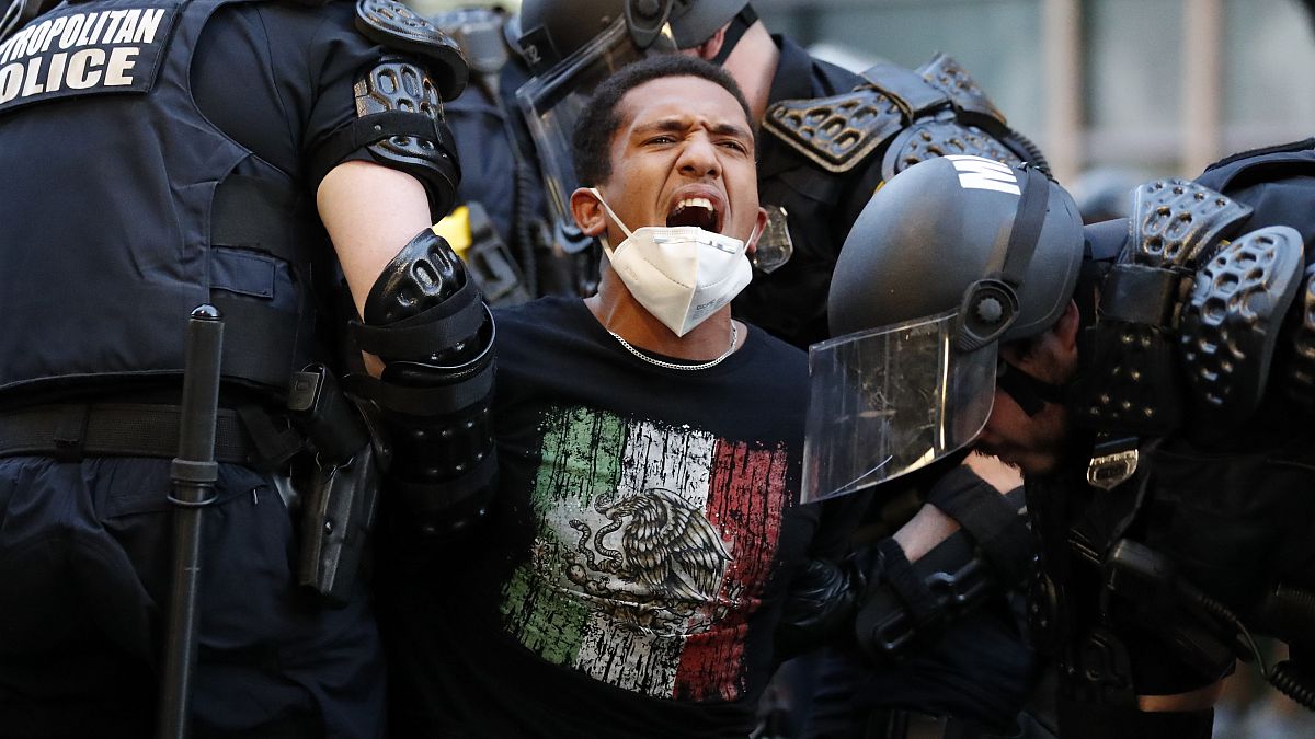 Полицейские задерживают протестующего в Вашингтоне. 1 июня 2020.