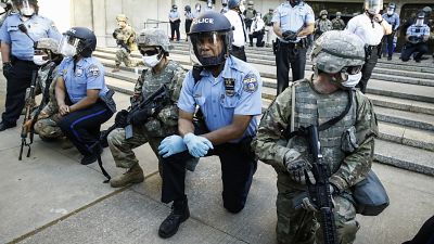 ΗΠΑ: Κίνηση υψηλού συμβολισμού - Αστυνομικοί γονατίζουν μπροστά σε διαδηλωτές