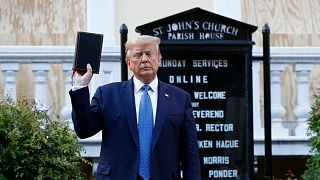 Trump elinde İncil ile kiliseye yürüdü