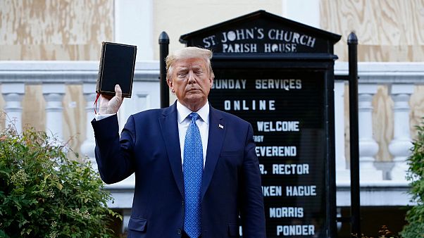 Trump elinde İncil ile kiliseye yürüdü Trump elinde İncil ile kiliseye yürüdü