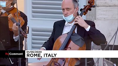 شاهد.. حفل موسيقي في إيطاليا على أرواح ضحايا فيروس كورونا