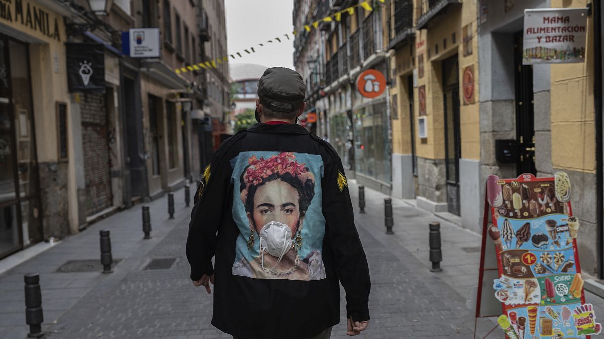 Egy férfi sétál Madridban