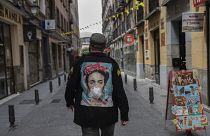 Egy férfi sétál Madridban
