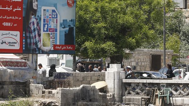 أناس يمشون في دمشق قرب لوحة إشهارية لأكبر مشغل للهواتف المحمولة في البلاد يملكها رامي مخلوف - 2020/05/11 أناس يمشون في دمشق قرب لوحة إشهارية لأكبر مشغل للهواتف المحمولة في البلاد يملكها رامي مخلوف - 2020/05/11