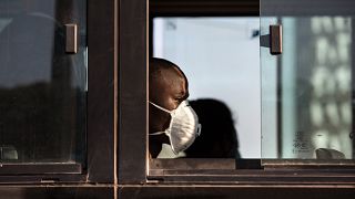 Passageiro de autocarro no terminal Rodoviário de Xiquelene