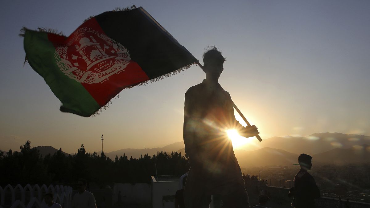 رجل أفغاني يرفع علم بلاده في عيد الاستقلال - 2019/08/19