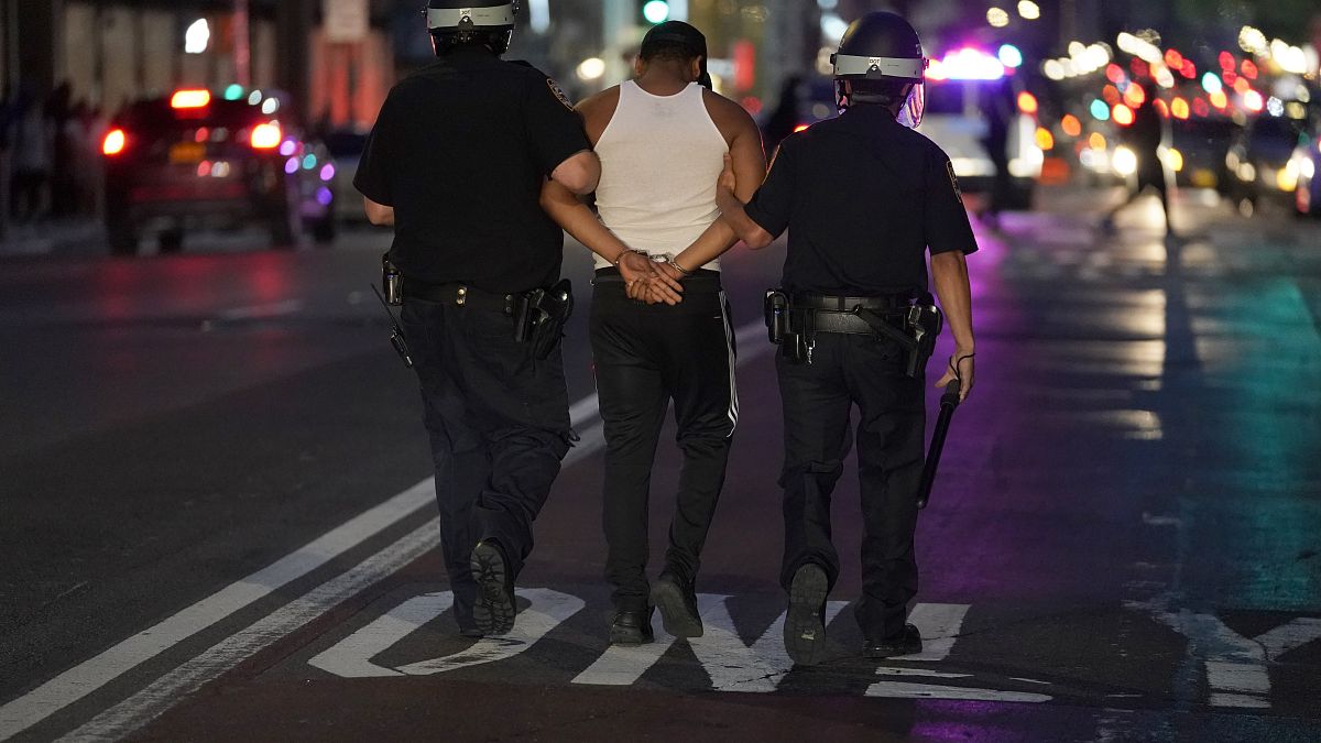 شرطيان يعتقلان أحد المتظاهرين في نيويورك