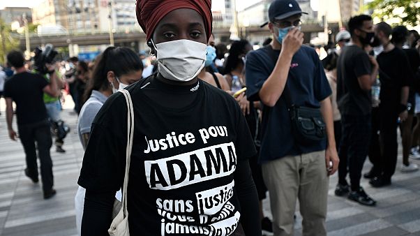 Une manifestante porte un tee-shirt portant la mention "Justice pour Adama", Paris le 2 juin 2020 Une manifestante porte un tee-shirt portant la mention "Justice pour Adama", Paris le 2 juin 2020