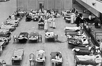 Le infermiere volontarie della Croce Rossa americana si occupano dei pazienti affetti da influenza, all'Auditorium municipale di Oakland, utilizzato come ospedale da campo