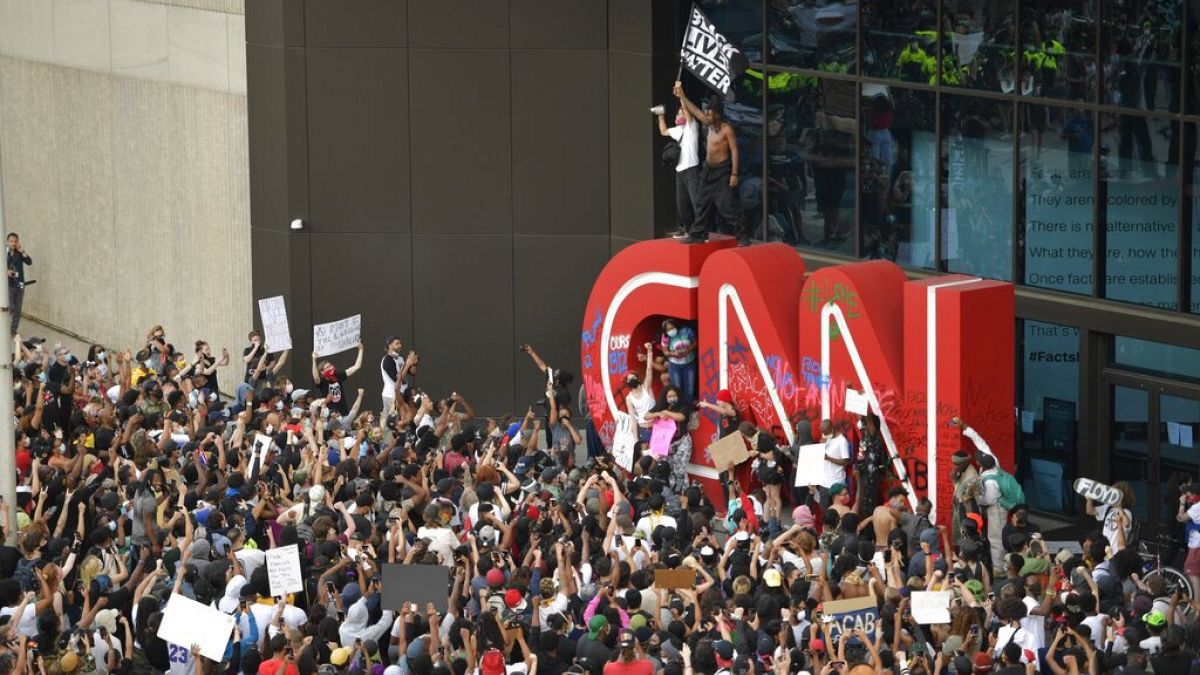 Vor dem Gebäude des Senders CNN in Atlanta demonstrieren hunderte Menschen nach dem Tod von George Floyd