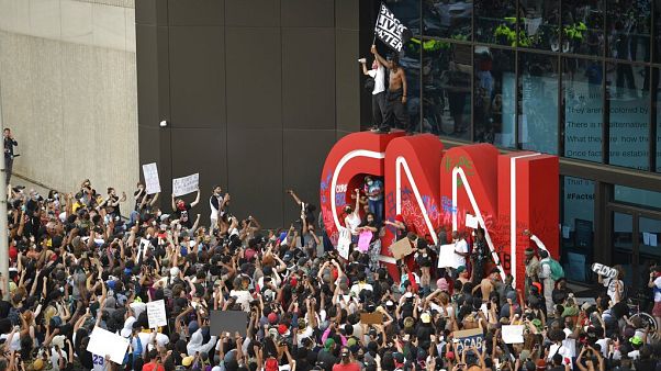 Vor dem Gebäude des Senders CNN in Atlanta demonstrieren hunderte Menschen nach dem Tod von George Floyd Vor dem Gebäude des Senders CNN in Atlanta demonstrieren hunderte Menschen nach dem Tod von George Floyd