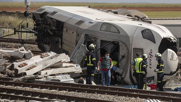 Bomberos y guardias civiles en la escena de un accidente después de que un tren de pasajeros de alta velocidad chocara con un coche en La Hiniesta Bomberos y guardias civiles en la escena de un accidente después de que un tren de pasajeros de alta velocidad chocara con un coche en La Hiniesta