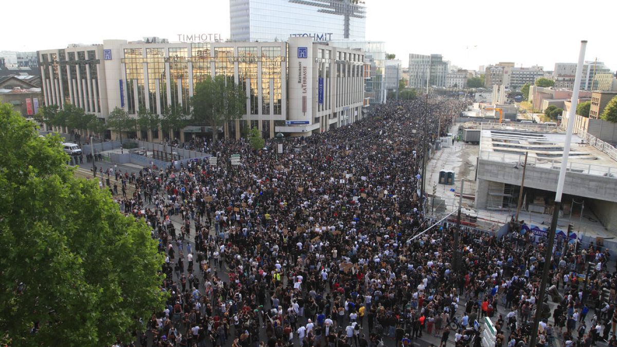 Paris'te yaşanan ırkçılık karşıtı gösteriden bir kare.