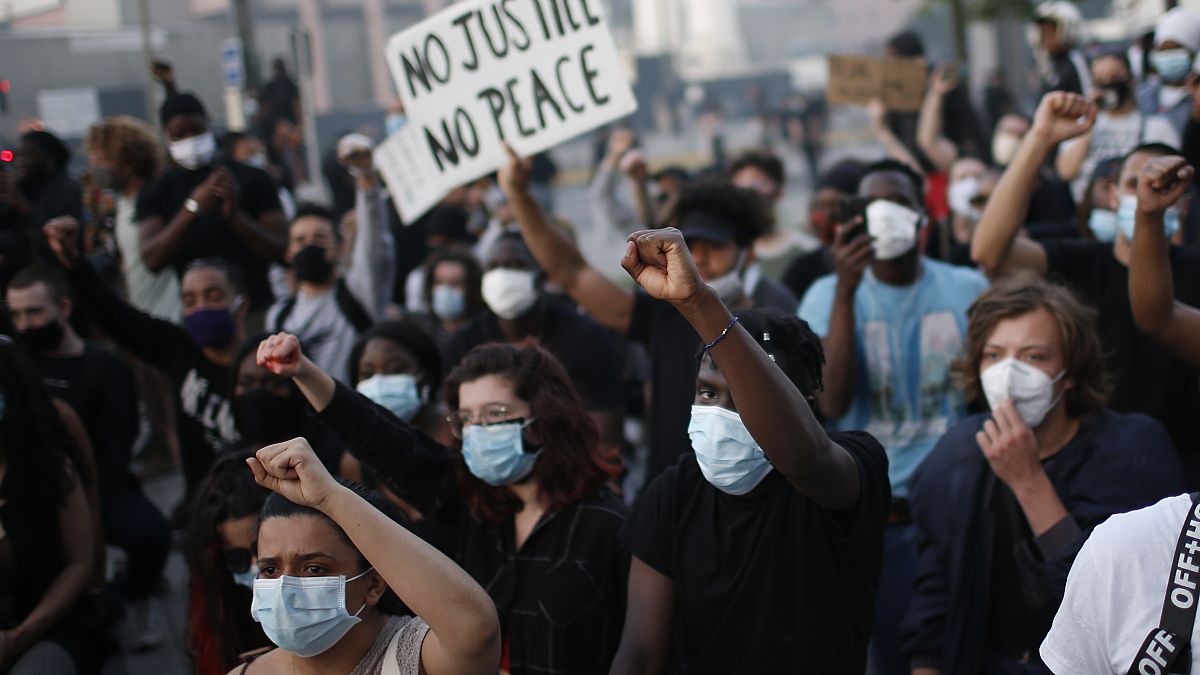 Violência após manifestações interditas contra detenção mortal em França