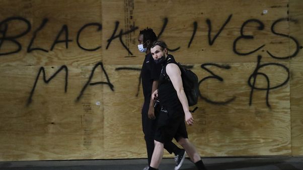 Protestos desrespeitam recolher obrigatório nos EUA Protestos desrespeitam recolher obrigatório nos EUA