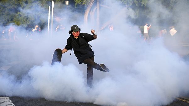 شخص يشارك في احتجاج على مقتل جورج فلويد شخص يشارك في احتجاج على مقتل جورج فلويد