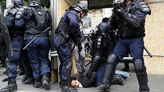 Fransa'da polisler bir şüpheliyi gözaltına alıyor