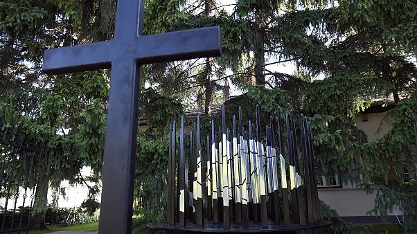 A trianoni békediktátum 100. évfordulója alkalmából állított emlékmű a pestszentlőrinci Hargita tér 4. számú ingatlan udvarán a felavatás napján, 2020. június 3-án. A trianoni békediktátum 100. évfordulója alkalmából állított emlékmű a pestszentlőrinci Hargita tér 4. számú ingatlan udvarán a felavatás napján, 2020. június 3-án.