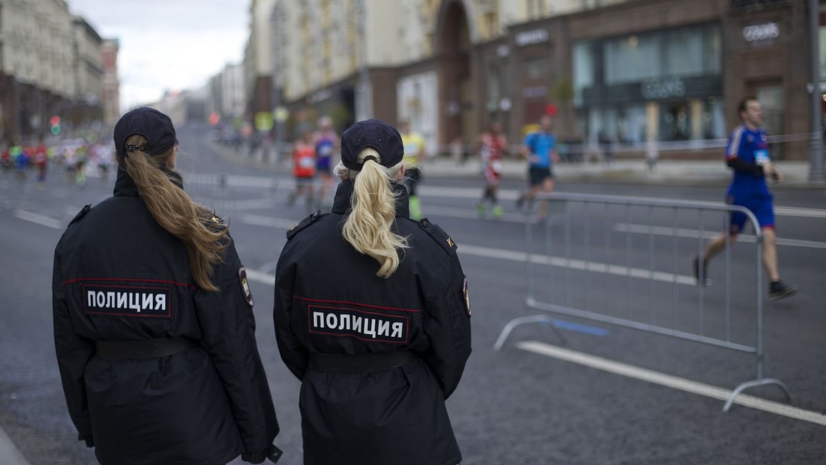 Женщины-полицейские патрулируют улицы в Москве. 