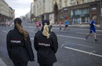Женщины-полицейские патрулируют улицы в Москве.