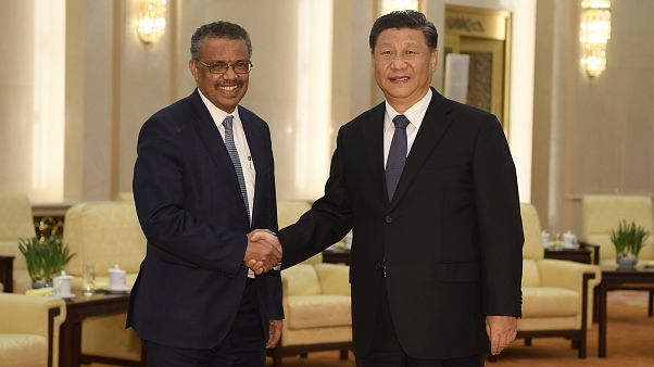 Archivo: Tedros Adhanom Ghebreyesus, director general de la Organización Mundial de la Salud da la mano al presidente chino Xi Jinping. Archivo: Tedros Adhanom Ghebreyesus, director general de la Organización Mundial de la Salud da la mano al presidente chino Xi Jinping.