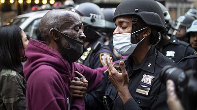 متظاهر بوجه شرطي في نيويورك