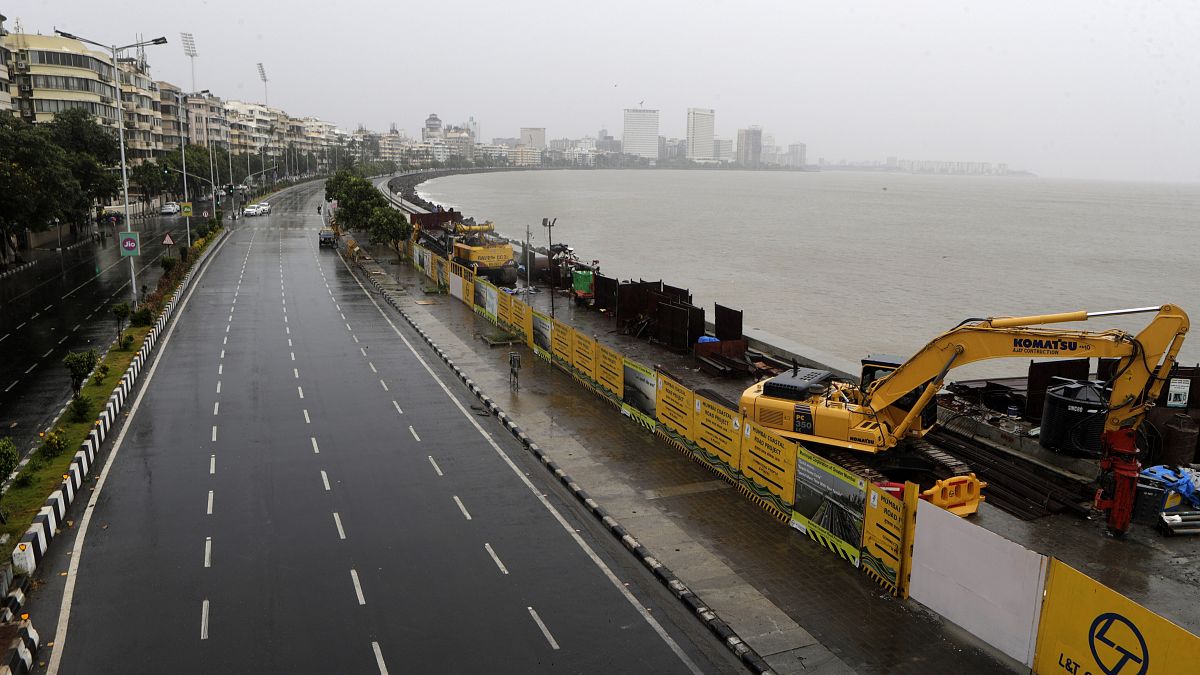Nisarga Kasırgası, Hindistan'ın  finans başkenti Mumbai'ye ulaştı