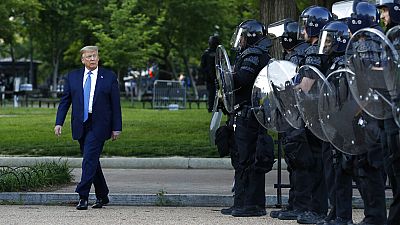 Donald Trump amerikai elnök átsétál a washingtoni  Lafayette téren 2020. június 1-én