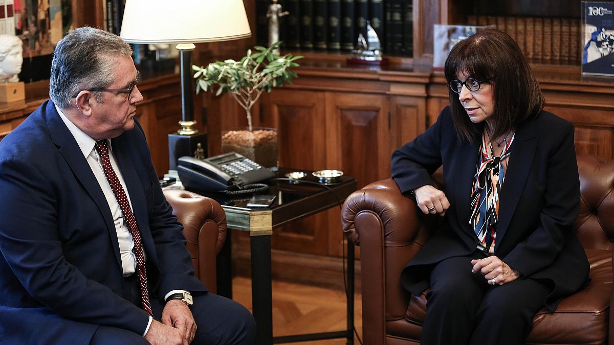 Η Πρόεδρος της Ελληνικής Δημοκρατίας Κατερίνα Σακελλαροπούλου συνομιλεί με τον ΓΓ της ΚΕ του ΚΚΕ Δημήτρη Κουτσούμπα