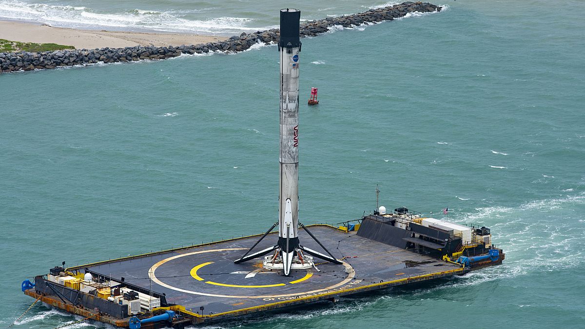 Karaya dönen Falcon9 fırlatma aracı