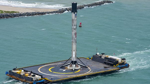 Karaya dönen Falcon9 fırlatma aracı Karaya dönen Falcon9 fırlatma aracı