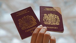 Brit útleveleket emelnek a magasba Hongkongban