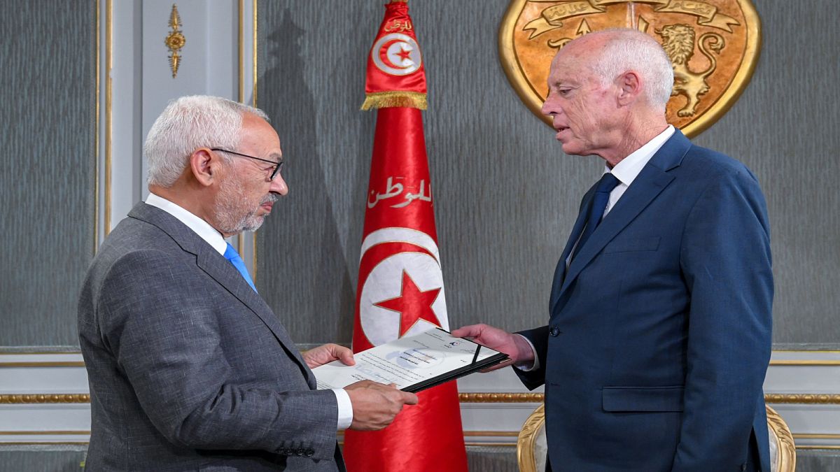 الرئيس التونسي قيس سعيد يستقبل زعيم حزب النهضة ورئيس البرلمان رشيد الغنوشي في القصر الرئاسي .
