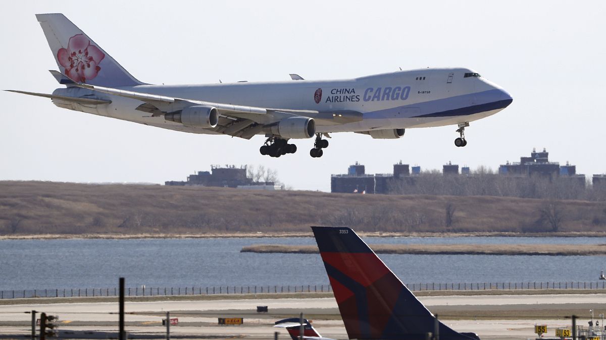 طائرة الخطوط الجوية الصينية تستعد للهبوط في مطار جون كينيدي في نيويورك