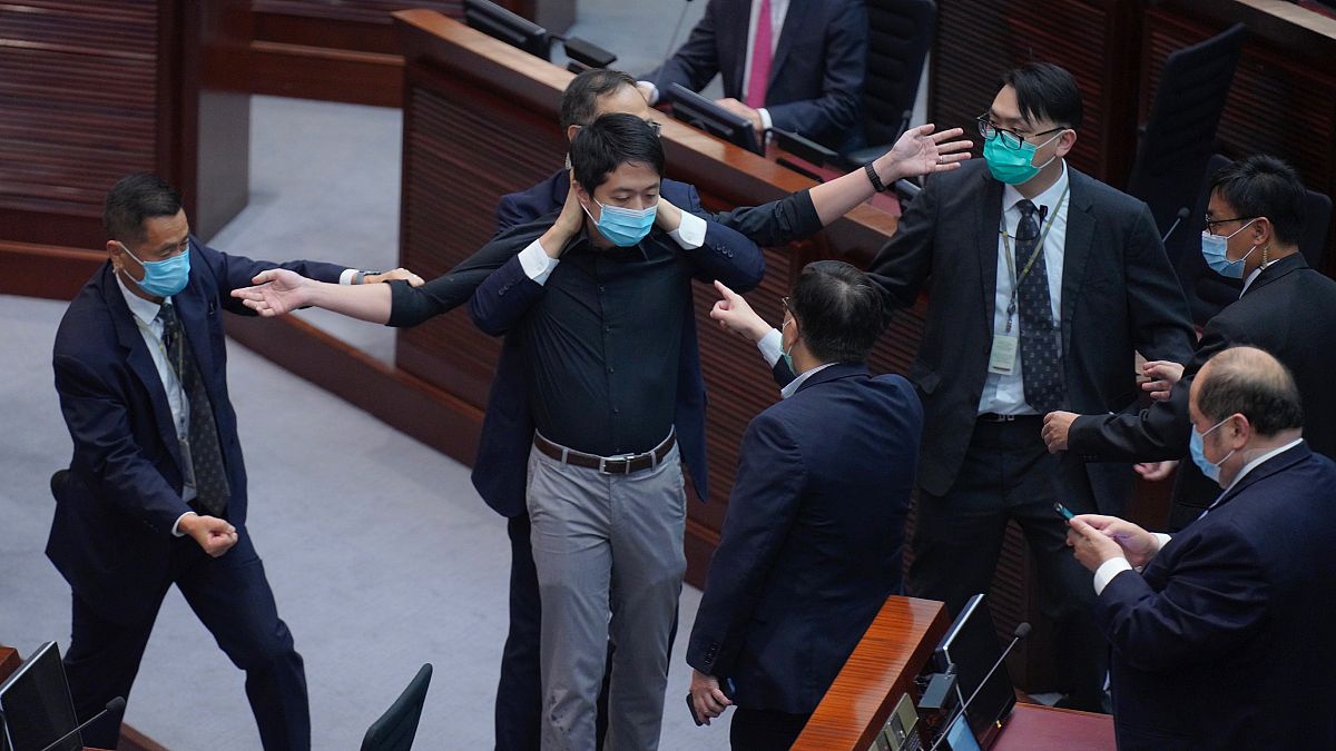 Hui Chi-fung, diputado del bloque prodemocracia, es advertido por la seguridad en la cámara principal del Consejo Legislativo en Hong Kong, el jueves 4 de junio de 2020. 