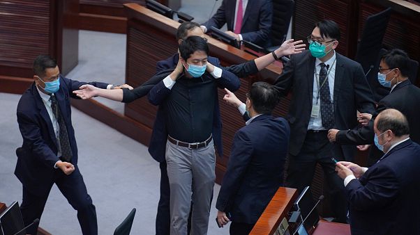 Hui Chi-fung, diputado del bloque prodemocracia, es advertido por la seguridad en la cámara principal del Consejo Legislativo en Hong Kong, el jueves 4 de junio de 2020. Hui Chi-fung, diputado del bloque prodemocracia, es advertido por la seguridad en la cámara principal del Consejo Legislativo en Hong Kong, el jueves 4 de junio de 2020.