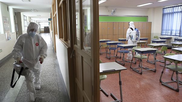 تطهير أحد الفصول المدرسية في كوريا الجنوبية تطهير أحد الفصول المدرسية في كوريا الجنوبية