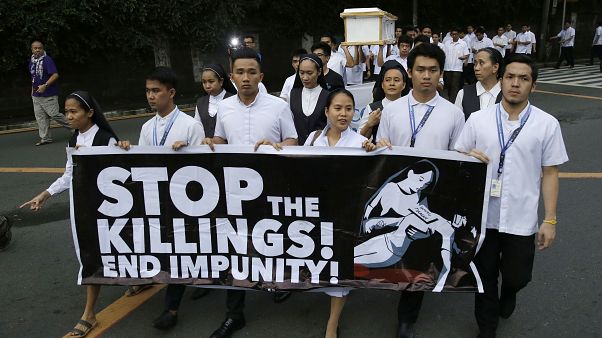Filipinlerde halk, hükümetin 'uyuşturucu ile savaş'ta yargısız infaz yapmasına karşı çıkıyor Filipinlerde halk, hükümetin 'uyuşturucu ile savaş'ta yargısız infaz yapmasına karşı çıkıyor