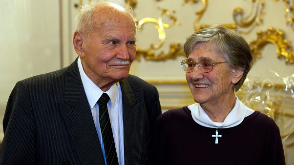 Göncz Árpád volt köztársasági elnök és felesége, Zsuzsa asszony a Fővárosi Szabó Ervin Könyvtárban, 2012 februárjában Göncz Árpád volt köztársasági elnök és felesége, Zsuzsa asszony a Fővárosi Szabó Ervin Könyvtárban, 2012 februárjában