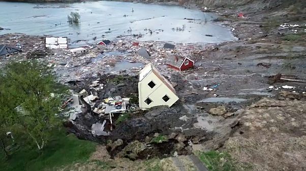 Оползни унесли в море 8 домов Оползни унесли в море 8 домов