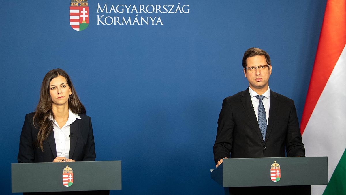 Gulyás Gergely, a Miniszterelnökséget vezető miniszter és Szentkirályi Alexandra kormányszóvivő - 2020 május