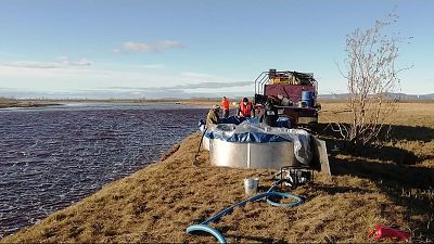 Les services de secours en mer russe pompe du pétrole dans la rivière Ambarnaïa suite à une pollution, le 4  juin 2020